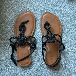 Universal Threads, size 6, beige/black sandals